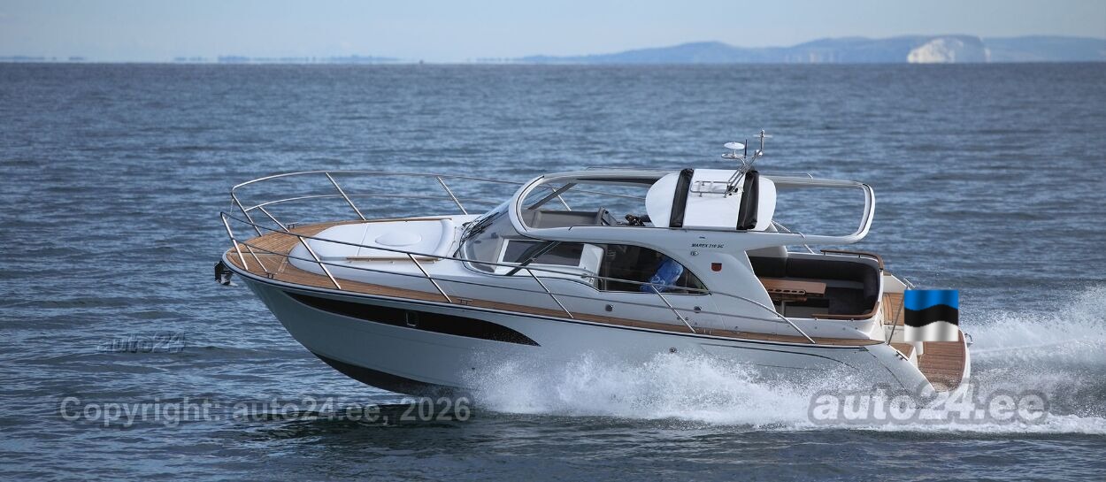 Marex 310 Sun Cruiser sõitmas avamerel, ahtris Eesti lipp