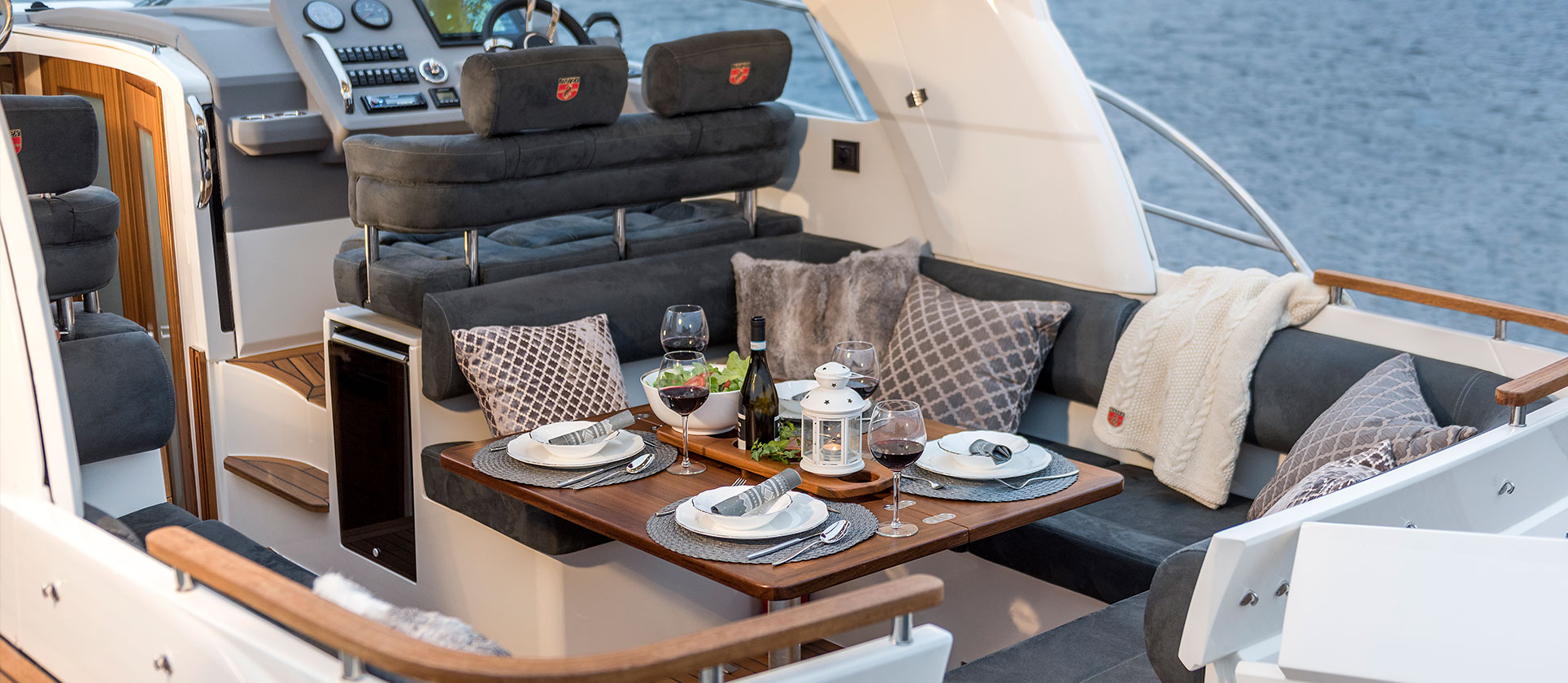 Marex 310 Sun Cruiseri ahtripaviljon kaetud õhtusöögilauaga