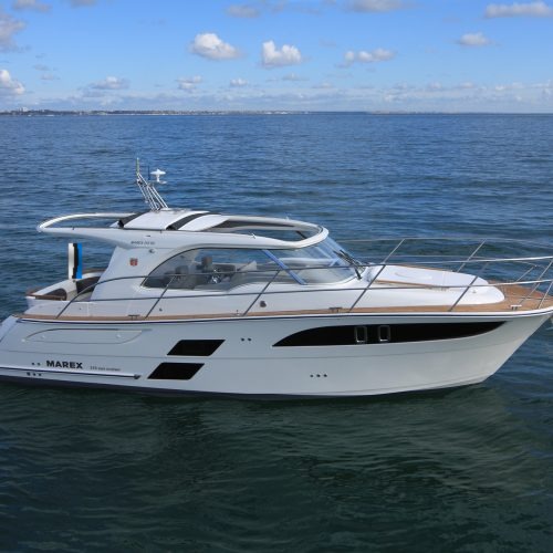 Marex 310 Sun Cruiseri külgprofiil avamerel