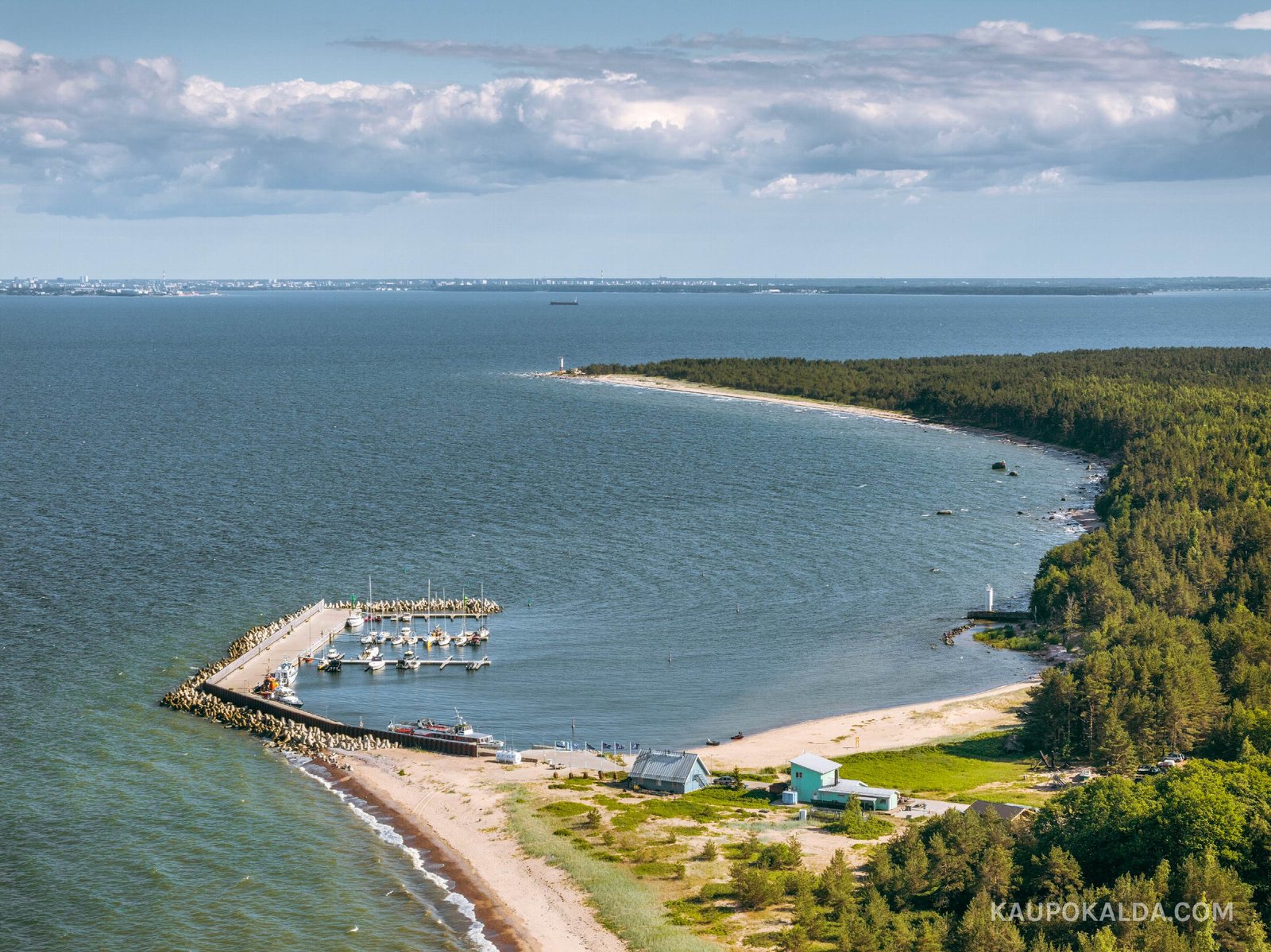Naissaare sadam ja liivarand ülalt, Tallinna siluett horisondil