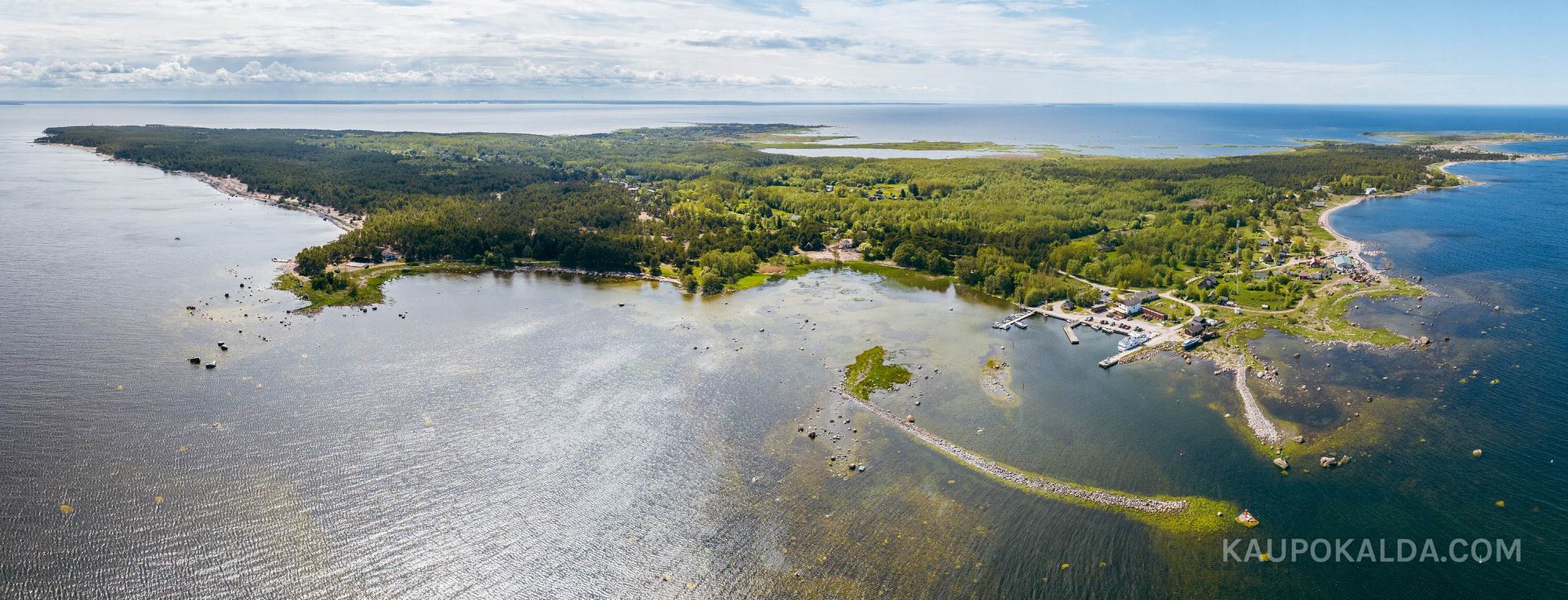 Prangli saare sadam ja küla droonivaates
